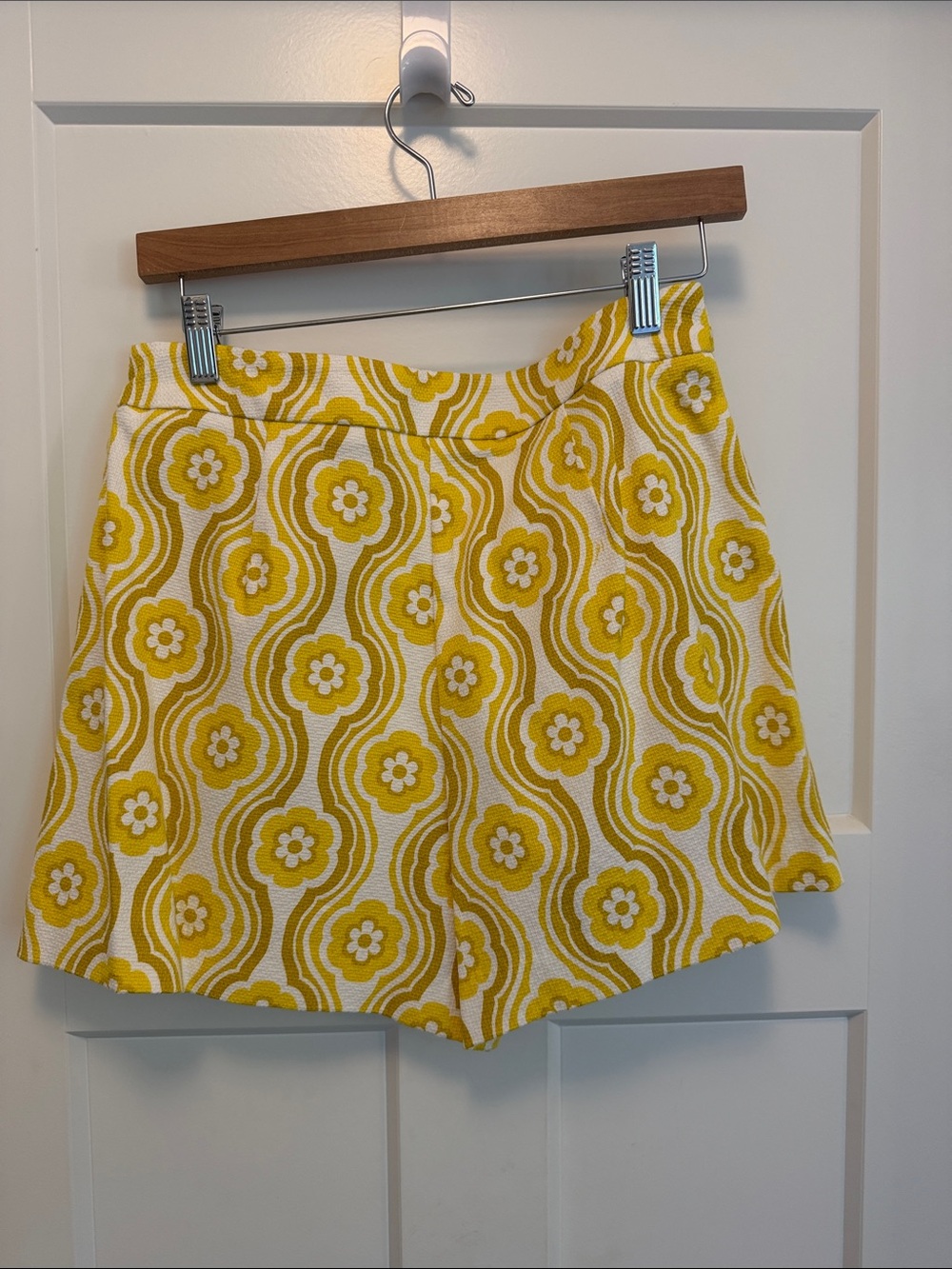 NWT Size 4 | Trina Turk Abalone Short in Sunshine State - Picture 7 of 7